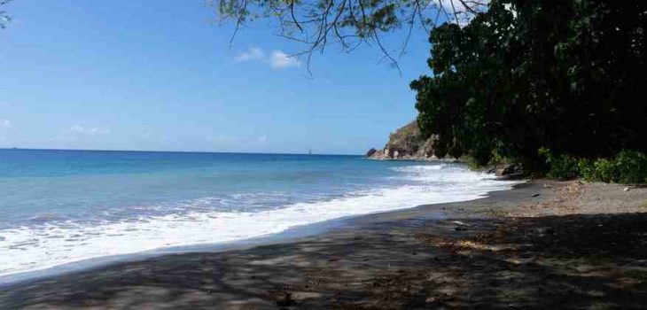 Pourquoi le sable est noir en Martinique ?